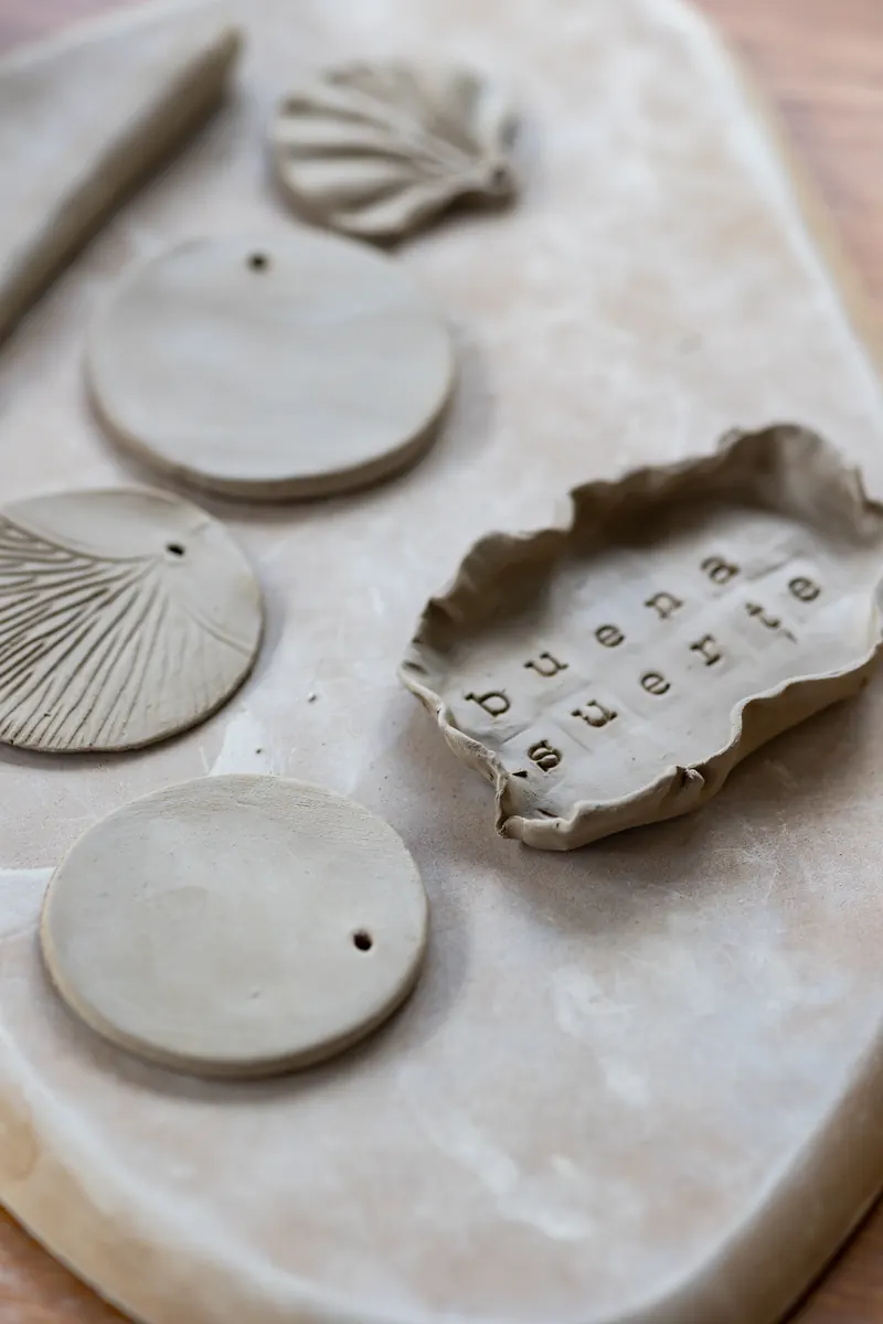 Gotowe ceramiczne zawieszki z warsztatów